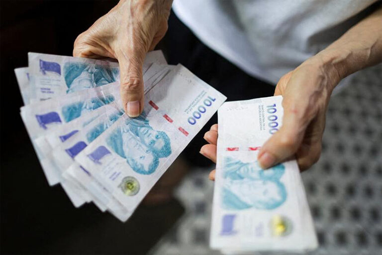 Crisis económica: La mitad del país se percibe clase baja y casi 9 de cada 10 ciudadanos asegura que su salario no le gana a la inflación sin título 6
