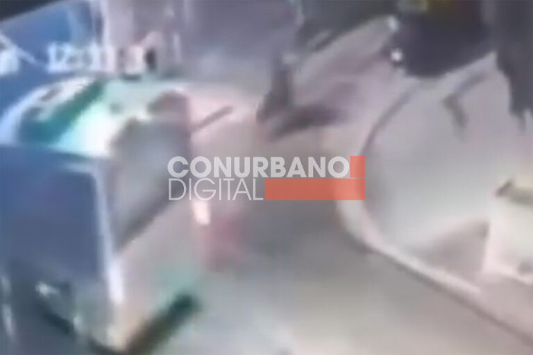 Un motochorro escapaba de la Policía en Florencio Varela, chocó contra un colectivo y murió sin título 7