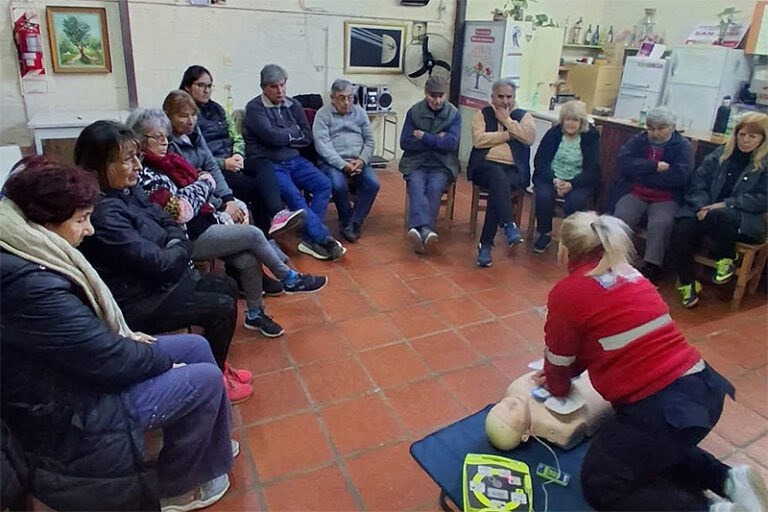Más adultos mayores de Tigre se capacitaron en reanimación cardiopulmonar y uso de desfibriladores gracias a una iniciativa municipal sin título 9
