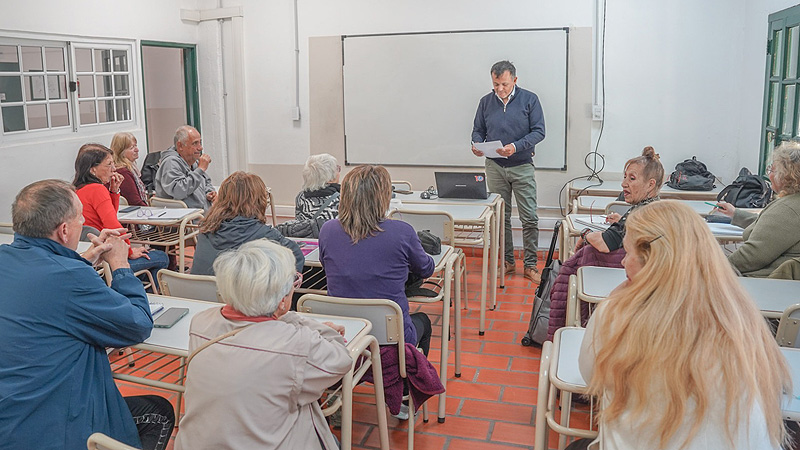 Cursos gratuitos para personas mayores en el Centro Regional Universitario Ituzaingó cursos upami