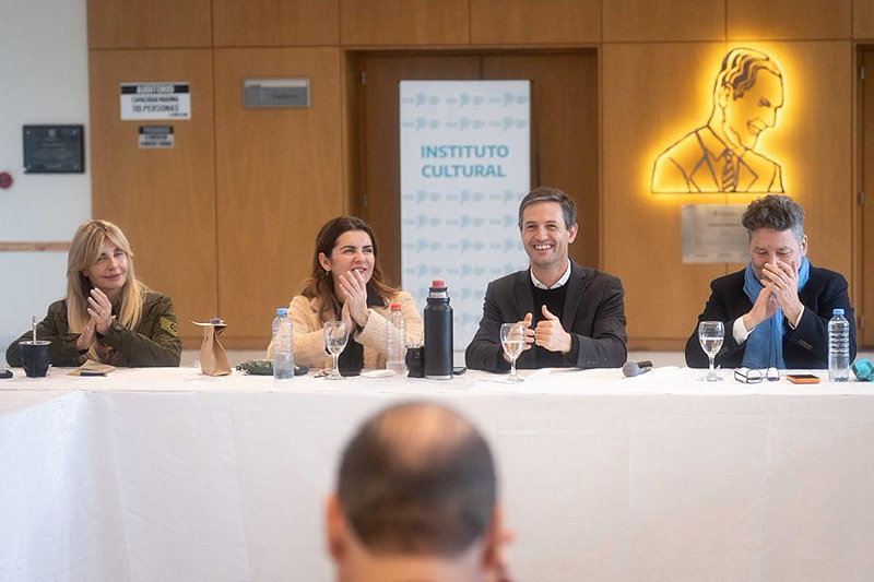 mariel fernández participó de una reunión con intendentes en san vicente (2)