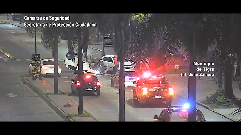 Una distracción que pudo ser fatal: Impactó contra un auto detenido, volcó y de milagro no hubo heridos sin título 1