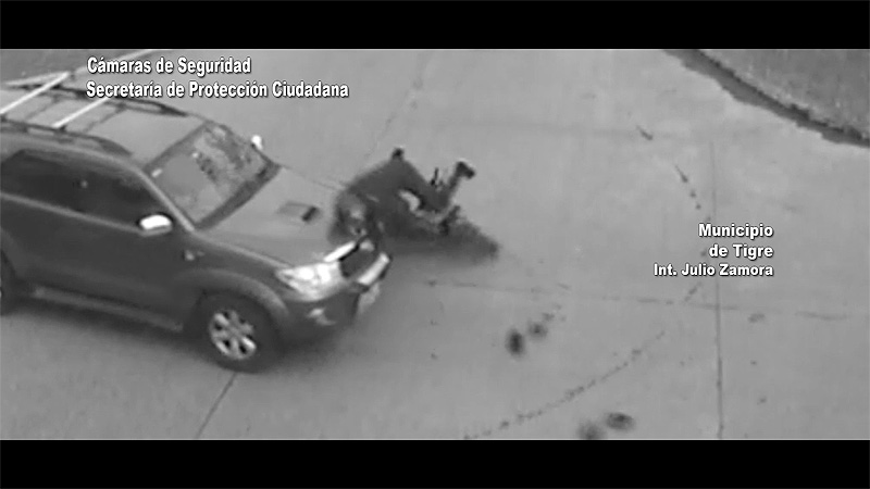 Las cámaras del Centro de Operaciones Tigre registraron siniestro vial: Una camioneta se llevó puesta a un motociclista sin registro sin título 10