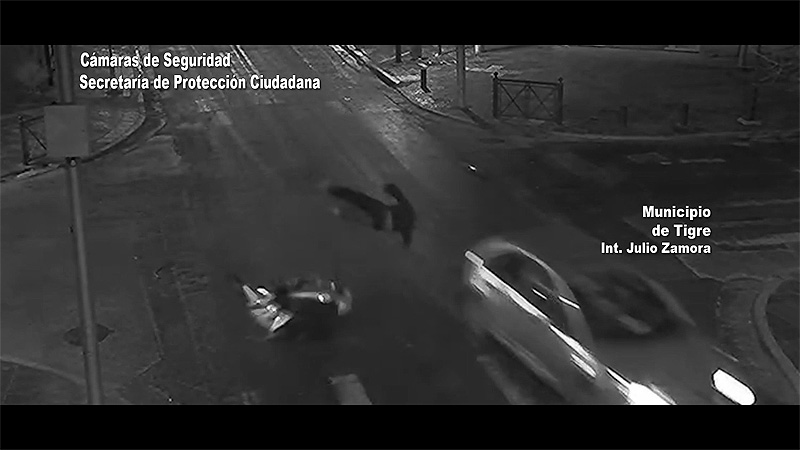 Impactante choque en Tigre terminó con un motociclista volando por el aire: Está fuera de peligro sin título 12