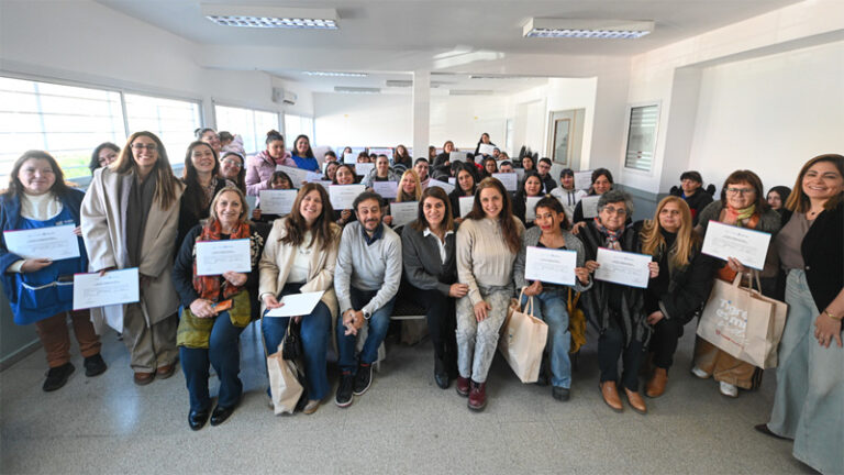 A través de la entrega de certificados, el Municipio reconoció a auxiliares de escuelas que finalizaron el curso de Servicio Alimentario Escolar sin título 12