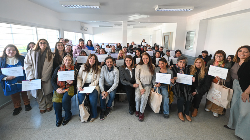 A través de la entrega de certificados, el Municipio reconoció a auxiliares de escuelas que finalizaron el curso de Servicio Alimentario Escolar sin título 12