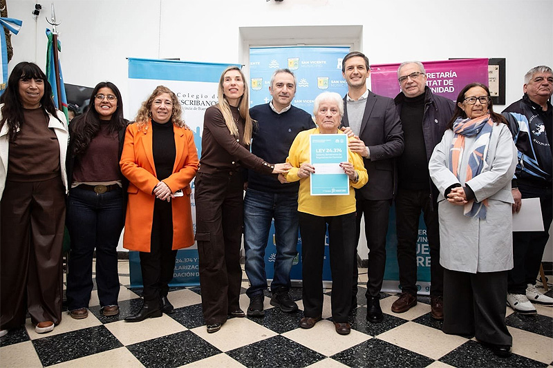 Larroque y Mantegazza encabezaron una entrega de escrituras en San Vicente sin título 14