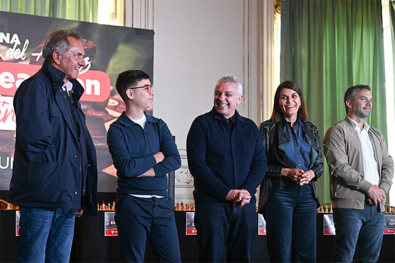 “Semana internacional del ajedrez”: En el Museo de Arte Tigre, Julio Zamora recibió al gran maestro Faustino Oro sin título 2