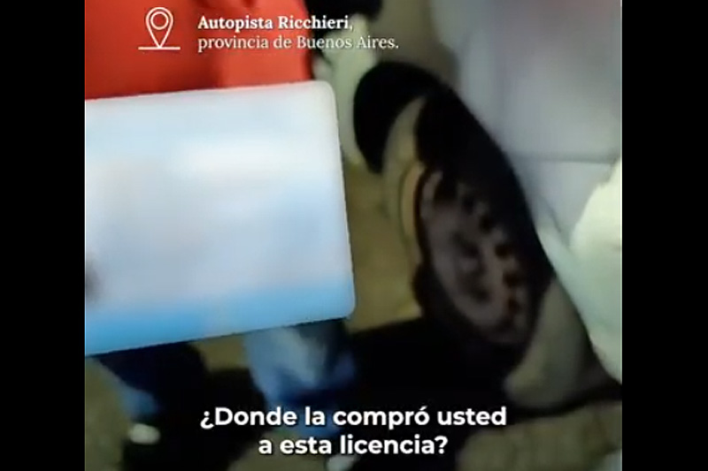 Manejaba borracho y con una licencia de conducir trucha por la Riccheri: Multa millonaria y denuncia penal en su contra sin título 2
