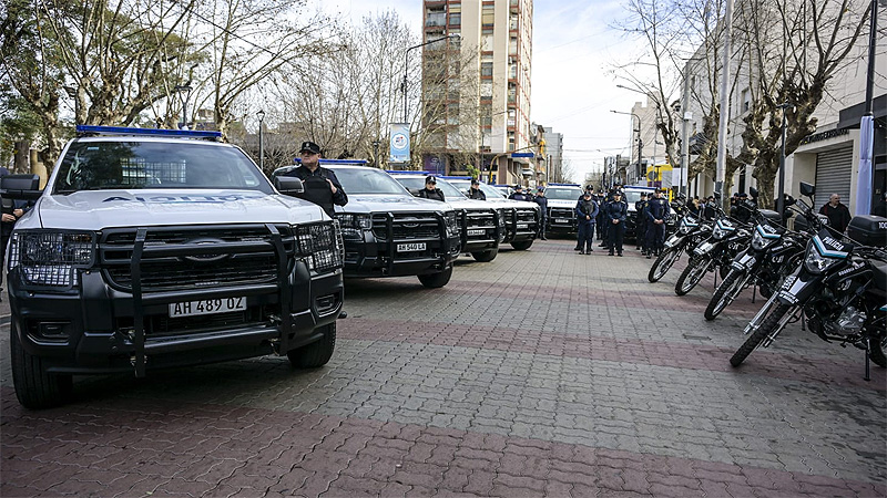 Kicillof entregó 40 patrulleros y 10 motos para fortalecer la seguridad en La Matanza sin título 6