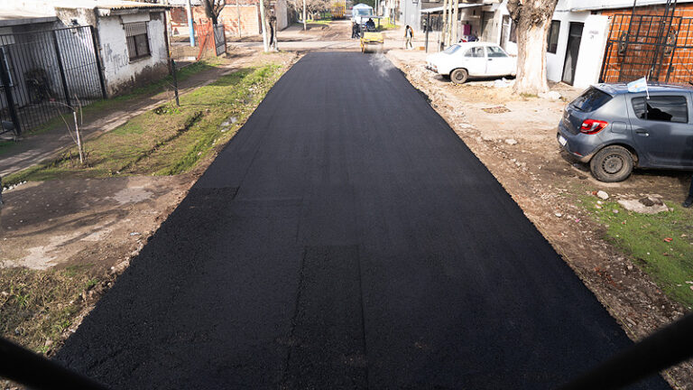 Continúan las obras de asfalto en distintas localidades de Moreno 1