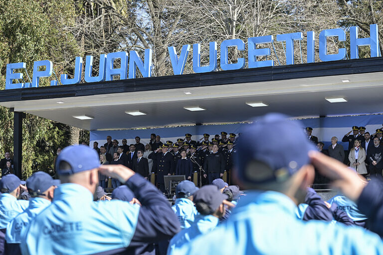 Más de dos mil cadetes de la Policía provincial juraron fidelidad a la bandera nacional en Berazategui don3319