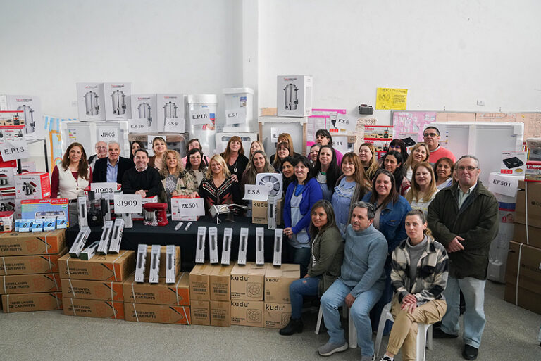 Descalzo encabezó una entrega de equipamientos de cocina para escuelas de Ituzaingó entrega de insumos a escuelas (1)