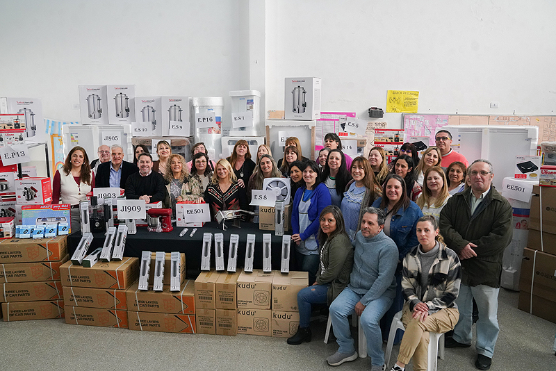 Descalzo encabezó una entrega de equipamientos de cocina para escuelas de Ituzaingó entrega de insumos a escuelas (1)