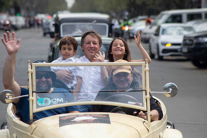 Gran desfile de autos clásicos, motos y bicicletas por las fiestas patronales de San Miguel jaime méndez en el desfile junto a su familia