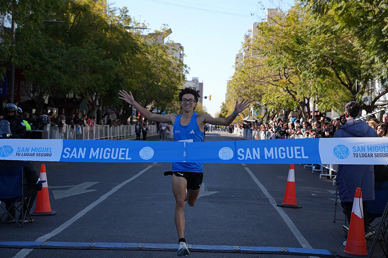 Más de siete mil vecinos participaron de la maratón de San Miguel, dando inicio a las fiestas patronales llegada san miguel corre
