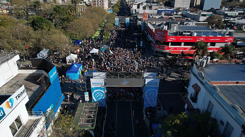 Más de siete mil vecinos participaron de la maratón de San Miguel, dando inicio a las fiestas patronales san miguel corre 2026 vista aérea