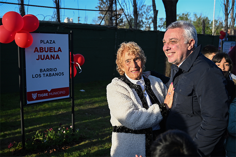 Junto a centenares de familias del barrio Los Tábanos, Zamora inauguró una plaza, una cancha de fútbol y una senda deportiva sin título 13