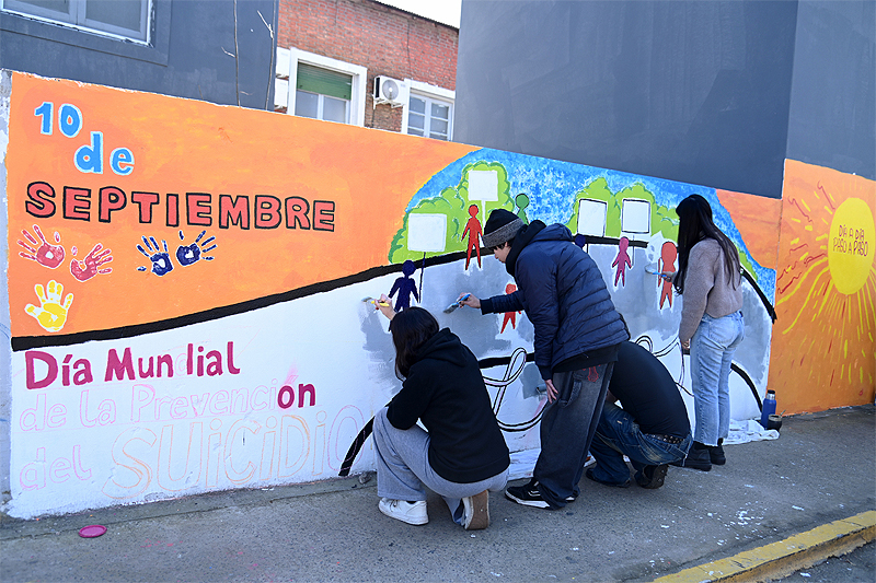Se realizó un mural participativo por la prevención del suicidio adolescente en el Hospital de Diagnóstico Inmediato de "Valentín Nores" sin título 2