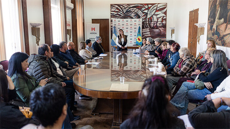 Avanza la firma de escrituras sociales a familias de Morón sin título 2