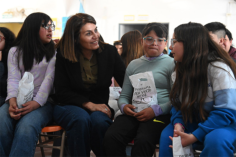 Estudiantes tigrenses recibieron sus anteojos a través de una nueva edición del programa "Para verte mejor" sin título 2
