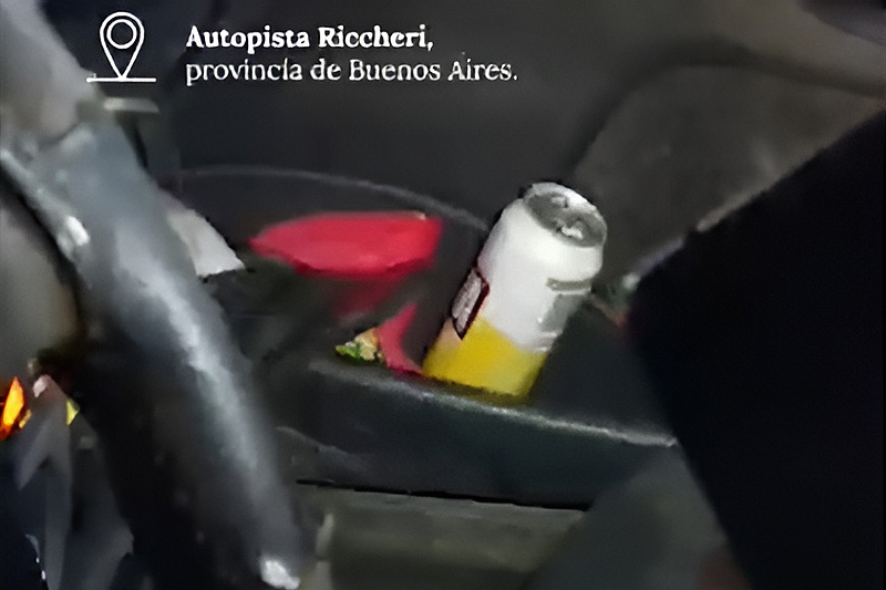 Al borde del homicidio vial: Manejaba por la Richieri sin cinturón de seguridad, sin seguro y tomando cerveza sin título 3(7)