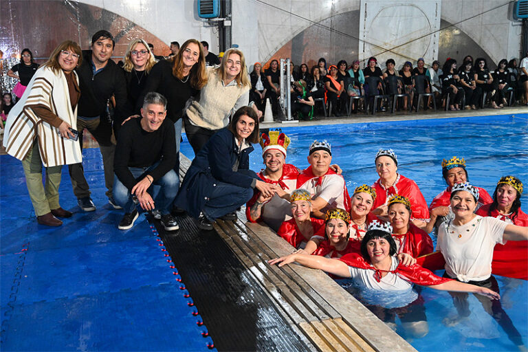 Una multitud de vecinos disfrutó con música y alegría las galas de Aquagym en los polideportivos municipales de Tigre sin título 8