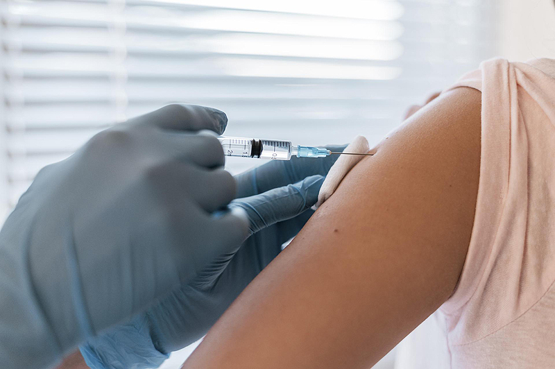 Dengue: Escobar vacuna gratis en centros de salud ante los riesgos por la llegada de El Niño patient getting their vaccine