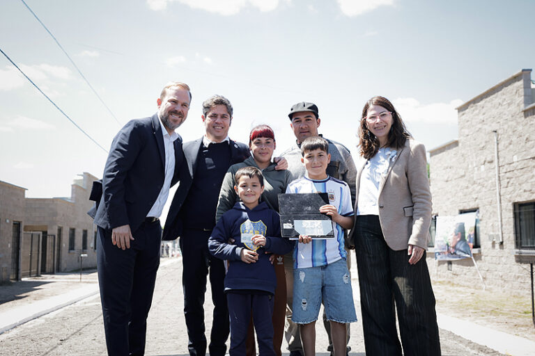 Kicillof entregó viviendas a familias de Tristán Suárez 1ab1549.jpg