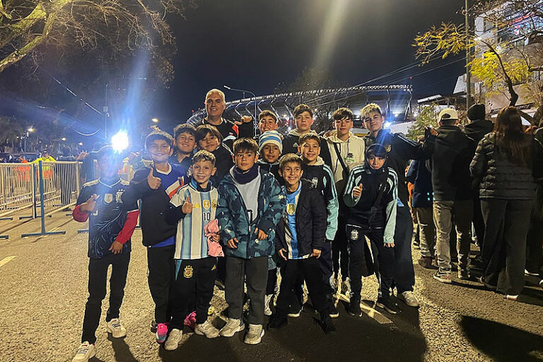 Cientos de chicos y chicas de Merlo vieron a la selección argentina gracias a una inciativa conjunta entre la AFA y el Municipio 350 chicos y chicas de merlo vieron a la selecciÓn argentina gracias a una iniciativa conjunta entre el municipio y la afa (2)