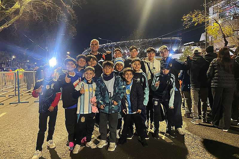 Cientos de chicos y chicas de Merlo vieron a la selección argentina gracias a una inciativa conjunta entre la AFA y el Municipio 350 chicos y chicas de merlo vieron a la selecciÓn argentina gracias a una iniciativa conjunta entre el municipio y la afa (2)