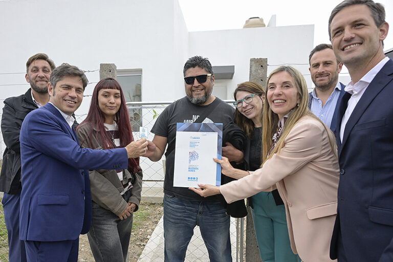Kicillof entregó 64 viviendas a familias de San Vicente: “Las reciben porque no les hicimos caso a quienes dicen que hay que destruir el Estado” don2945