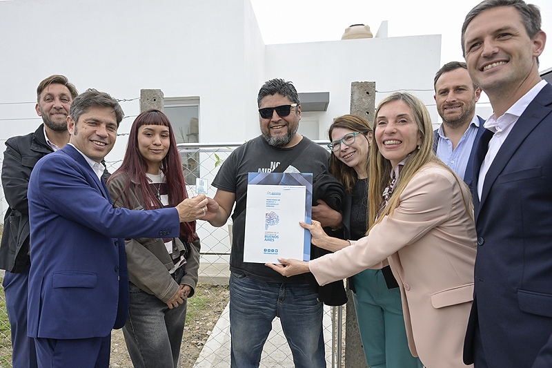 Kicillof entregó 64 viviendas a familias de San Vicente: “Las reciben porque no les hicimos caso a quienes dicen que hay que destruir el Estado” don2945