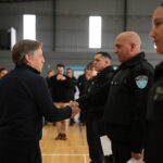 jaime méndez saludando a policías municipales