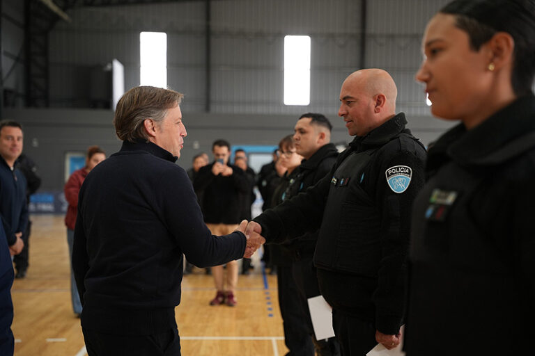La Policía Municipal de San Miguel se sigue fortaleciendo: Egresaron más de 180 nuevos agentes jaime méndez saludando a policías municipales