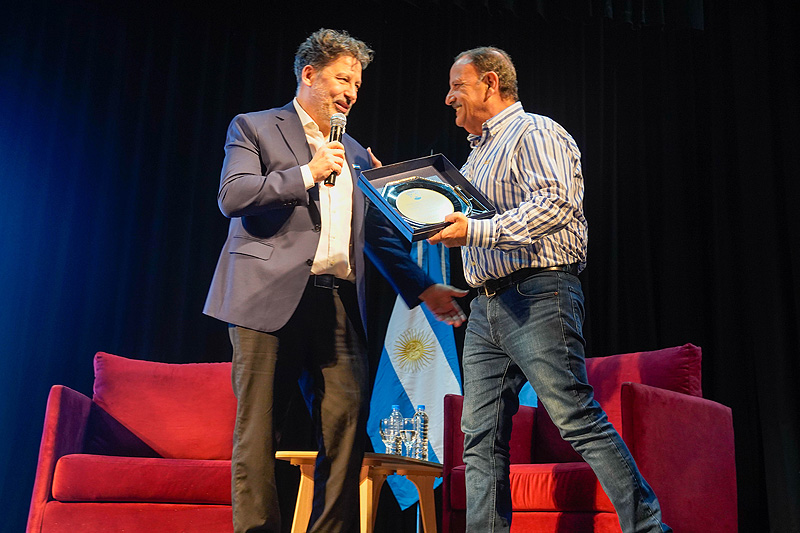 Gustavo Menéndez recibió en Merlo a Ricardo Quintela, gobernador de La Rioja menéndez y quintela en merlo 1