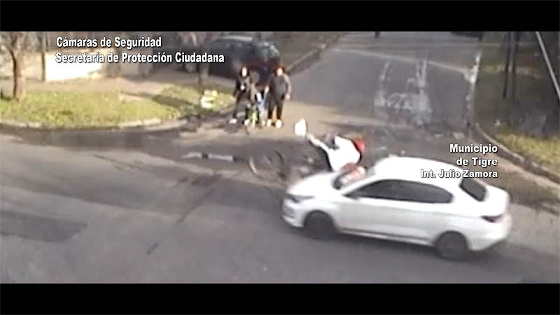 Pudo ser una tragedia: Conductor imprudentes se llevó puesto a un ciclista en Don Torcuato sin título 1