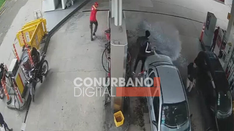 Un demente intentó prender fuego un auto y una estación de servicio en Merlo y los playeros evitaron una tragedia sin título 1