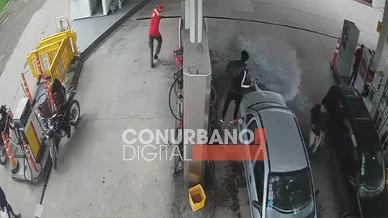 Un demente intentó prender fuego un auto y una estación de servicio en Merlo y los playeros evitaron una tragedia sin título 1