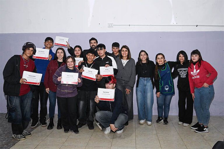 Jóvenes y adolescentes del Centro Popular de Desarrollo accedieron a un taller de streaming brindado por el Municipio de Tigre sin título 1