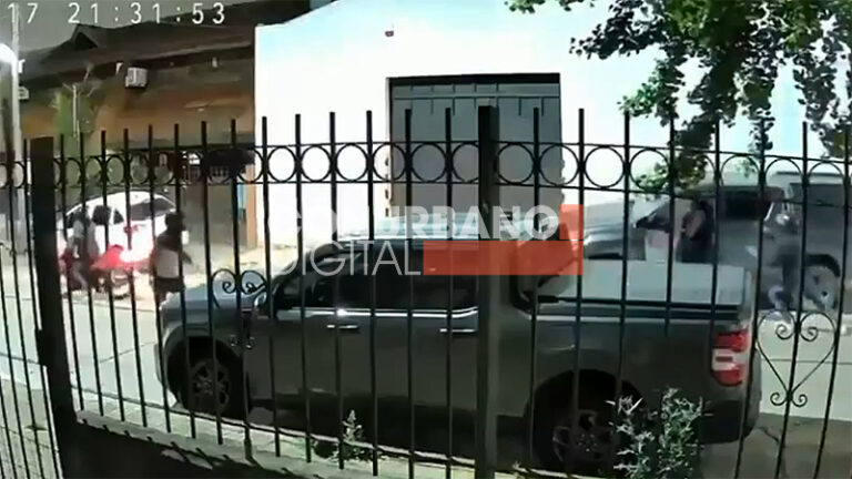 Terror en Bernal: Cuatro motochorros le dispararon a quemarropa a un conductor que logró escapar del robo de milagro sin título 1