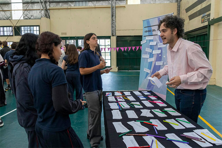 Cientos de estudiantes de San Isidro participaron del taller sobre los riesgos de las apuestas online sin título 14