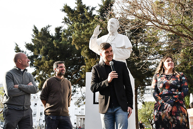 Se inauguró una escultura en homenaje al Papa Francisco frente a la catedral de Morón sin título 3