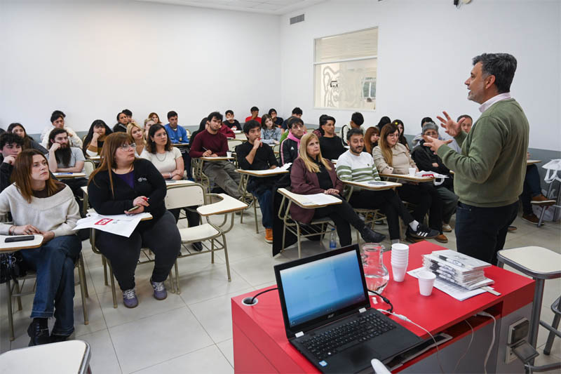 En el marco de la iniciativa de orientación vocacional del Municipio de Tigre, la comunidad accedió a un panel de profesionales sin título 4