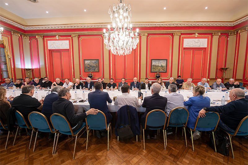 Kicillof reunió a intendentes aliados con el fin del límite a las reelecciones en agenda sin título 6