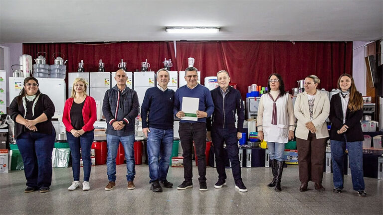 Larroque y Gray encabezaron la entrega de equipamiento para 81 escuelas de Esteban Echeverría sin título 6