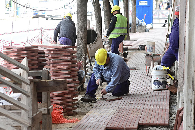 Continúan las obras de renovación de veredas en el centro de Belén de Escobar dsc 7898
